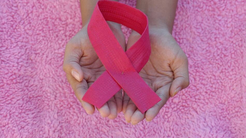 Lucha contra el cáncer de mama. Foto: Unsplash.