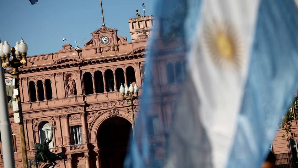 La bandera argentina flameando delante de la Casa Rosada. Foto: Reuters / Agustín Marcarian