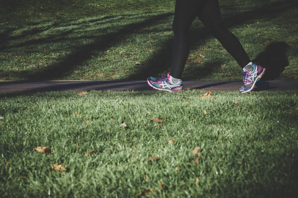 Caminar disminuye el riesgo de muerte. Foto: Unsplash.