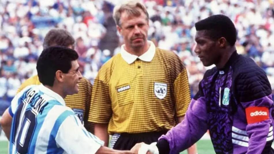 Peter Rufai junto a Diego Maradona en el Mundial de Estados Unidos 1994.