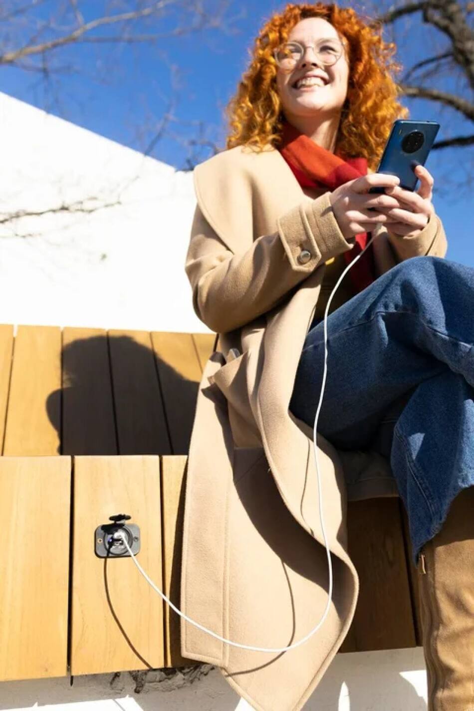 No cargar el celular en un lugar público, un consejo útil. Foto: Freepik.