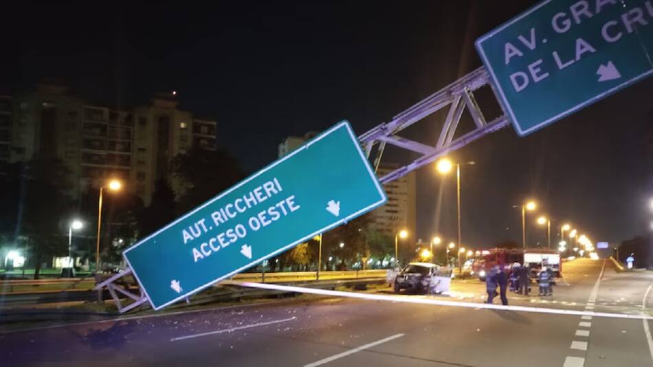 Una camioneta chocó contra un cartel de la General Paz y lo derribó. NA