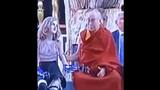 Nuevo escándalo con el Dalai Lama: viralizan un video en el que acaricia a una menor de edad