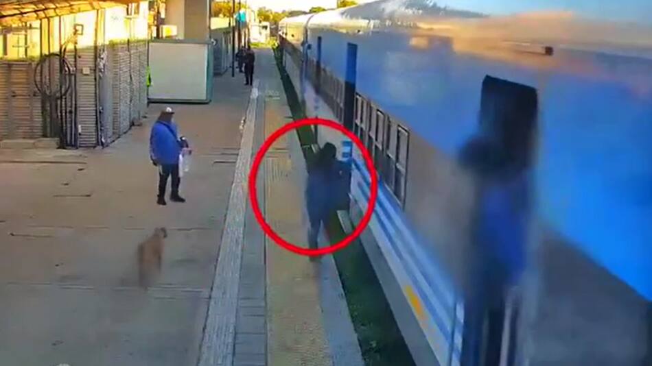Una mujer cayó mientras el tren estaba en movimiento. Foto: captura video.