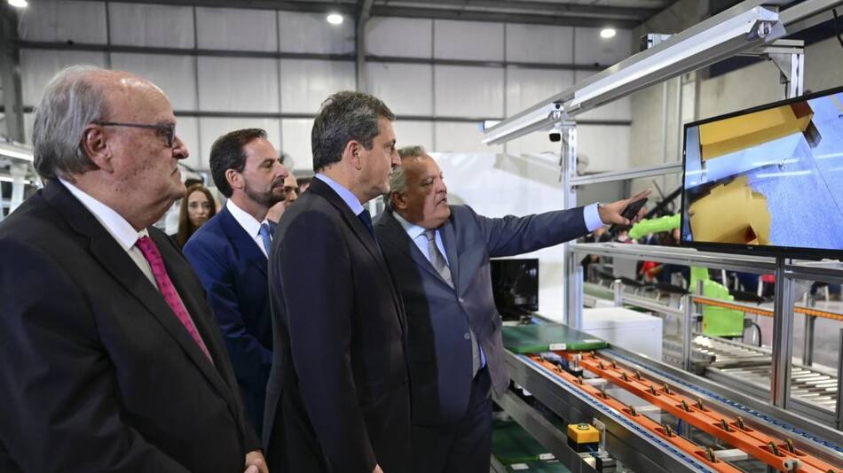 Massa inauguró fábrica con inteligencia artificial que producirá chips y computadoras para exportar. Télam