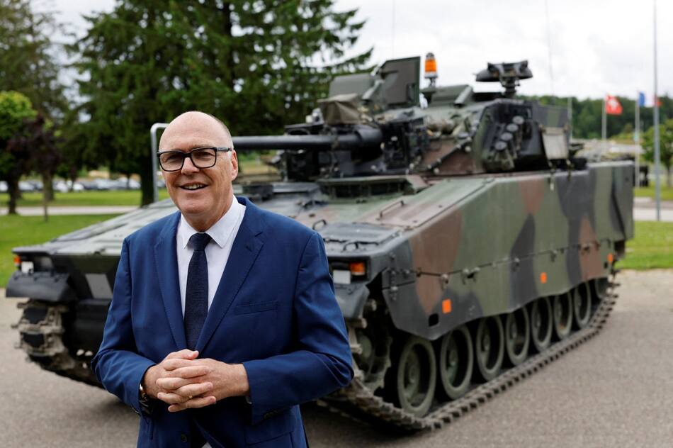 Martin Pfister, ministro de Defensa suizo, junto a soldados del Ejército de Suiza. Foto: Reuters/Stefan Wermuth