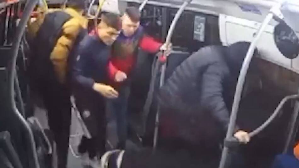 Violento robo piraña en un colectivo de la línea 68. Foto: captura de pantalla.