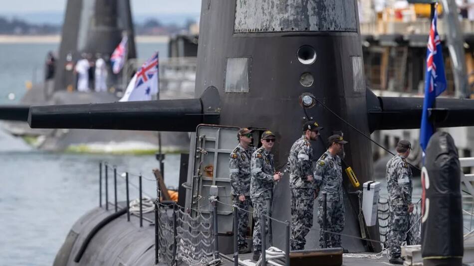 Un submarino australiano junto a uno de ataque de propulsión nuclear del Reino Unido. Foto: EFE/Richard Wainwright