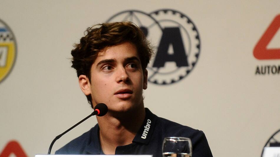 Franco Colapinto recorrió Buenos Aires a bordo de un Cobra Motorsport. Foto: Télam.