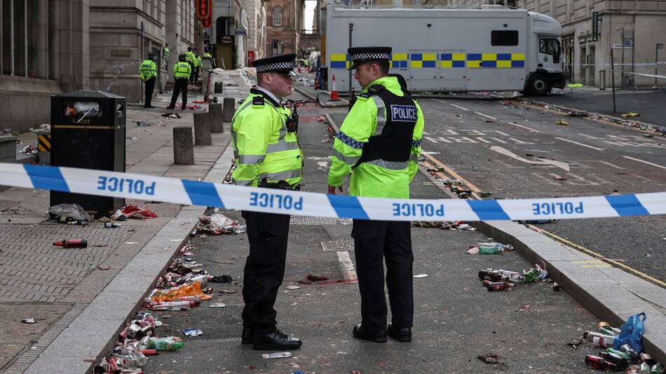 Consecuencias del incidente del conductor que atropelló a los aficionados en el desfile de Liverpool. Foto: Reuters/Phil Noble.