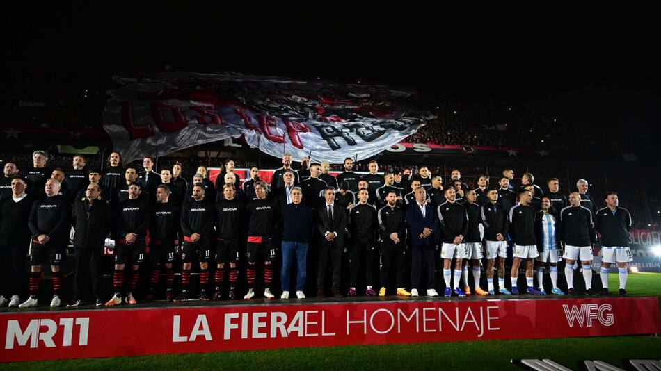 Los Monos dijeron presente en la despedida de Maxi Rodríguez. Foto: Télam.