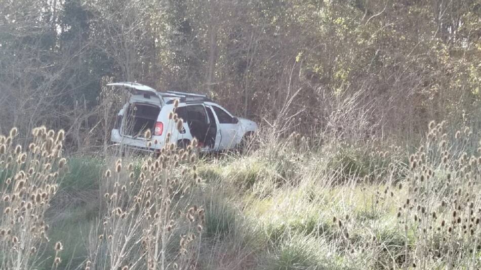 La camioneta del homicida quedó al costado de la ruta. Fotografía Policía Bonaerense.