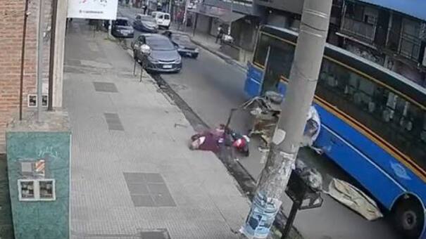 Un colectivero atropelló el carro de un cartonero y embistió a una mujer de 84 años, que quedó internada en grave estado