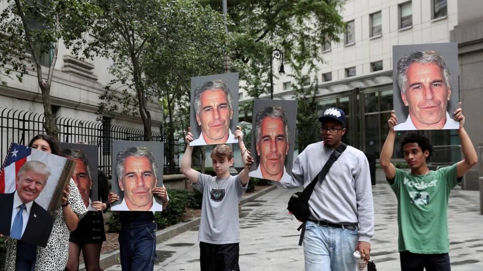 Manifestantes en contra de Jeffrey Epstein. Foto: Reuters.