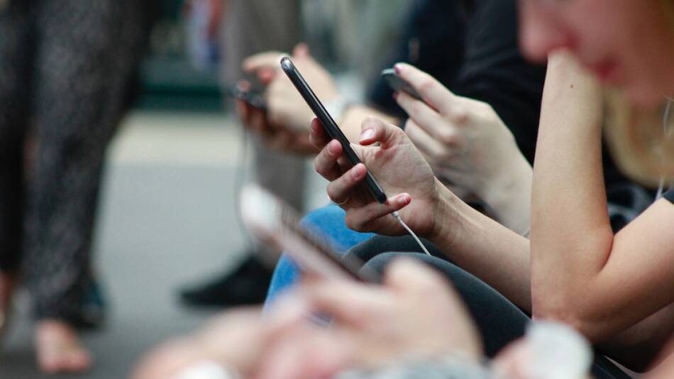 El uso de los celulares en los jóvenes. Foto: Unsplash.