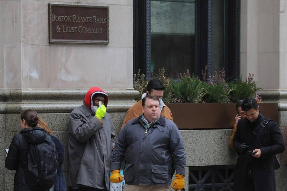 Clientes fueron a buscar sus depósitos en los bancos colapsados. Foto: Reuters.