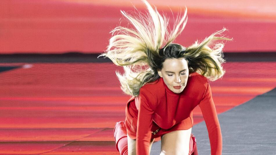 La caída viral de Belinda en medio de la pasarela. Foto: EFE.