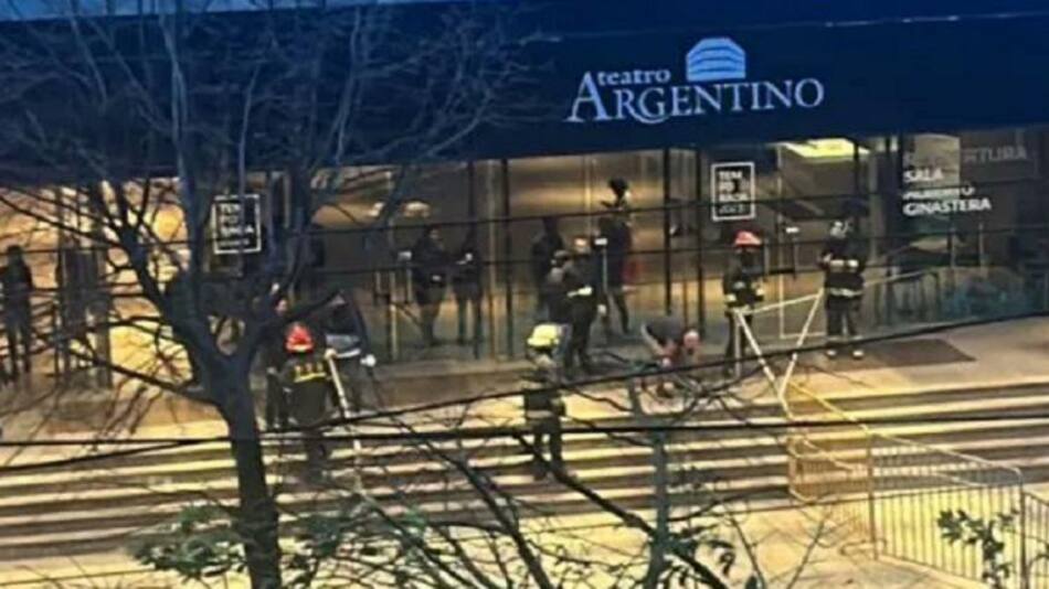 Cayó parte del techo de un teatro en La Plata. Foto: Twitter/AgenciaElVigia