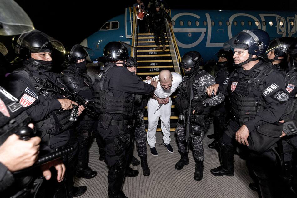 El Salvador recibió a 238 miembros del Tren de Aragua expulsados por Estados Unidos. Foto: Reuters.