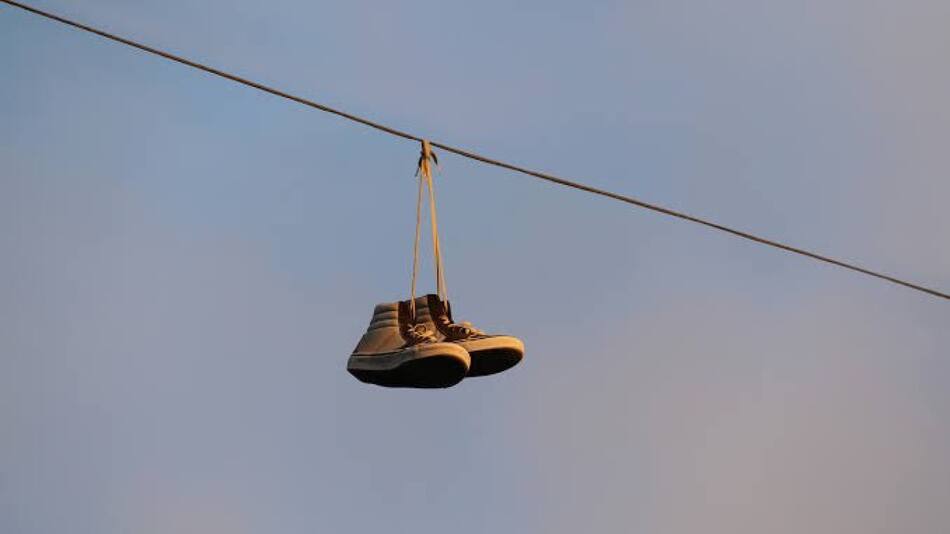 Zapatillas en los cables. Foto: X