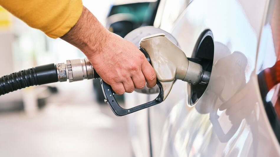 Cargar combustible, nafta, estación de servicio. Foto Unplash