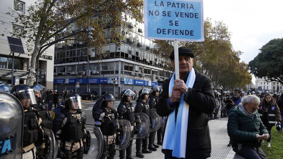Tensión entre manifestantes y la Gendarmería en una nueva marcha de jubilados en el Congreso. Foto: NA.
