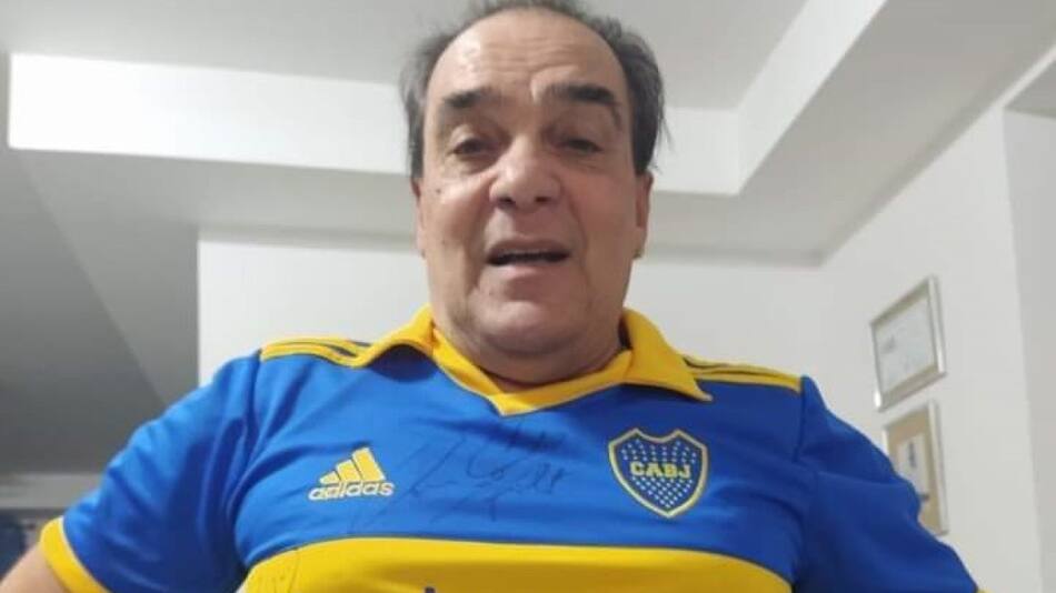 Mario Vitette Sellanes con la camiseta de Boca que le regaló La 12. Foto: NA.