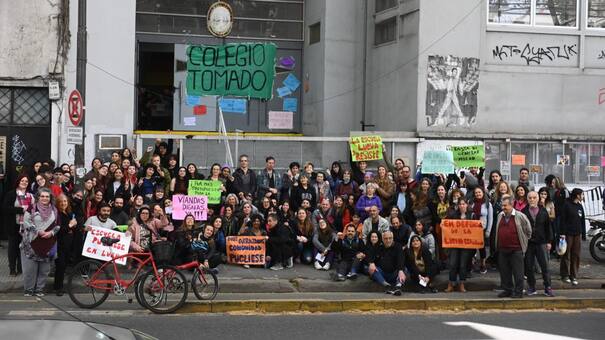 Ciudad denunció a 366 padres de alumnos que tomaron escuelas: les reclama más de $50 millones