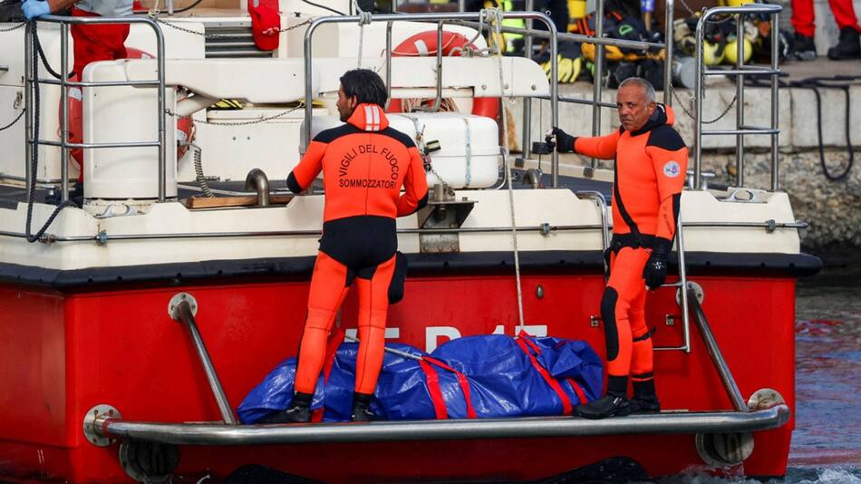 El cadáver de una víctima del yate hundido en Porticello, Italia. Foto: Reuters.