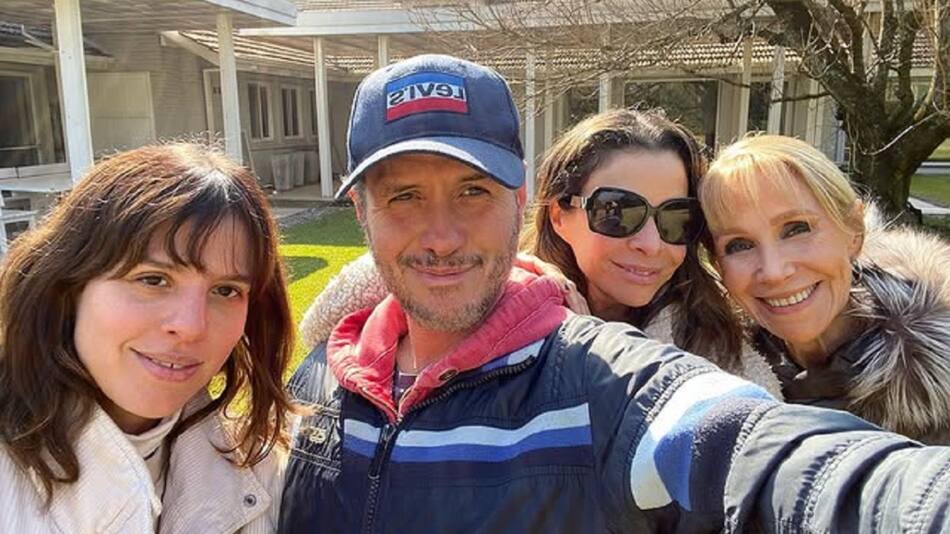 Martín Ortega junto a Julieta y su familia. Foto: Instagram @martinortega.ar