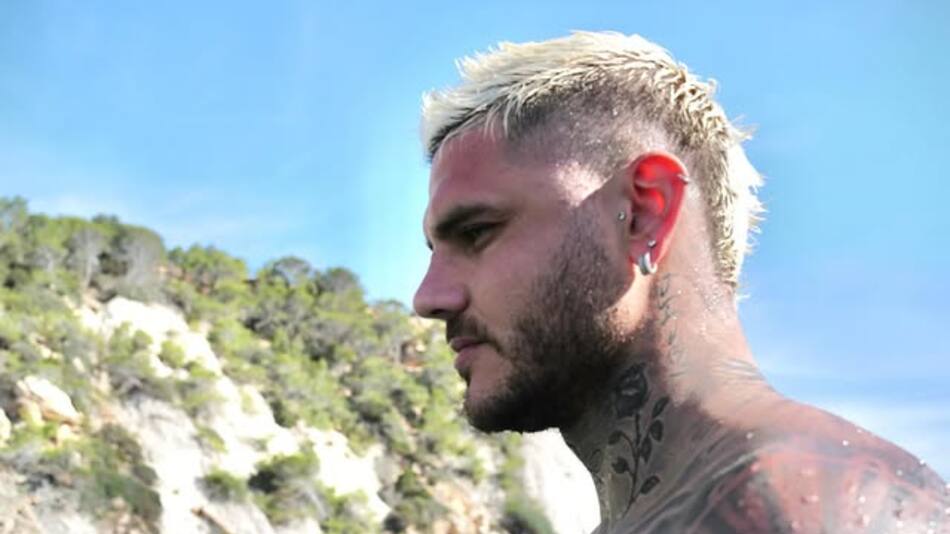 Mauro Icardi se cansó de los haters y compartió una foto con poca ropa en Instagram.