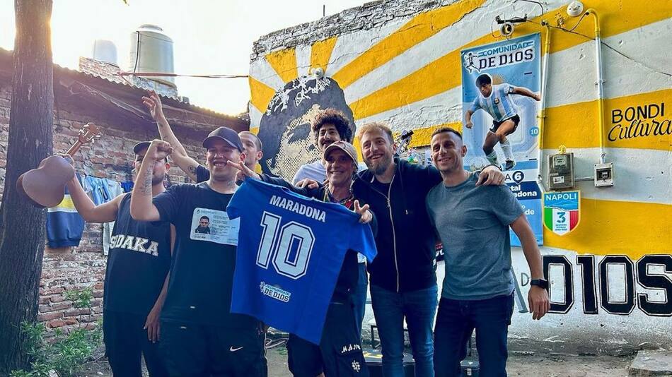Visita de Manu Chao a la casa de Diego Maradona en Villa Fiorito. Foto: Instagram.