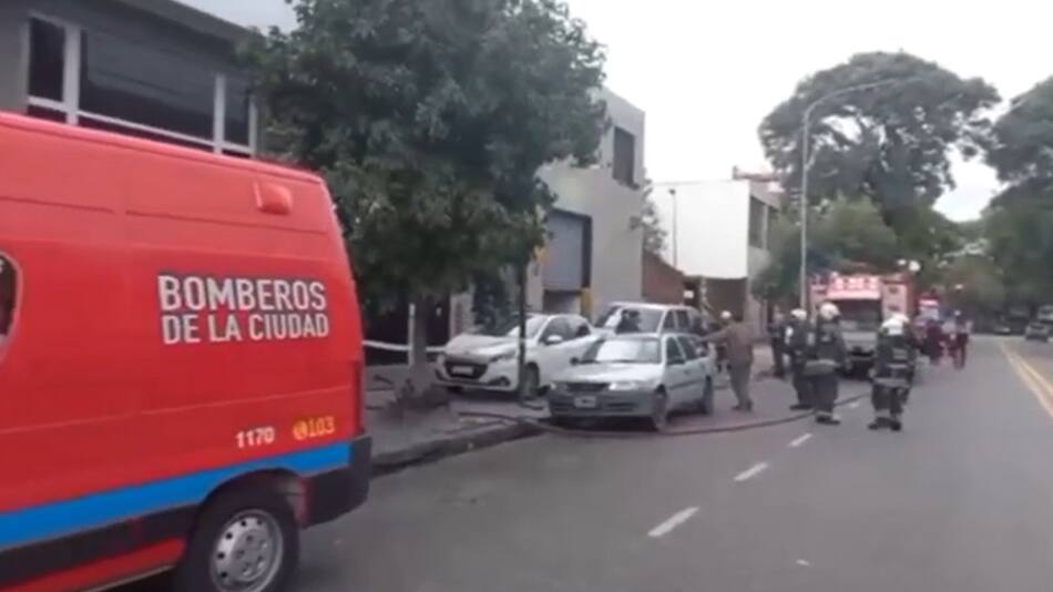 Bomberos de la Ciudad de Buenos Aires trabajando en las inmediaciones del frigorífico. Foto: Captura de video.