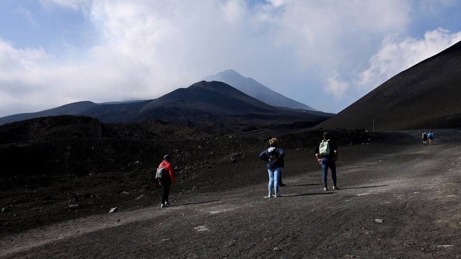 Turistas en las inmediaciones del volcán Etna. Foto: Reuters (Joachim Herrmann)