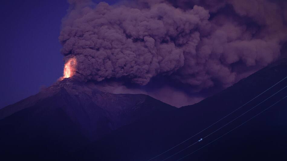 El volcán de Fuego en Guatemala entró "erupción masiva". Foto EFE