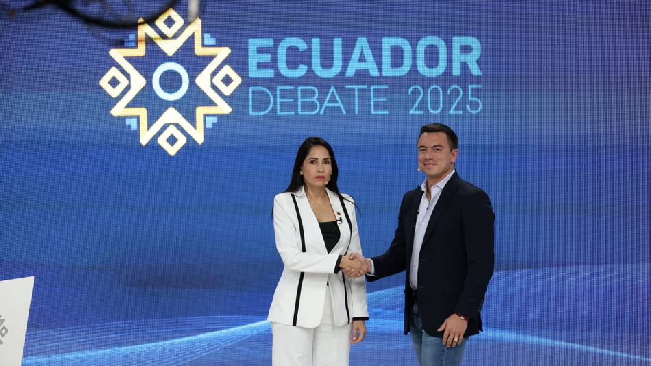 La candidata Luisa González se saluda con el candidato Daniel Noboa. Foto: Reuters/Consejo Nacional Electoral de Ecuador.