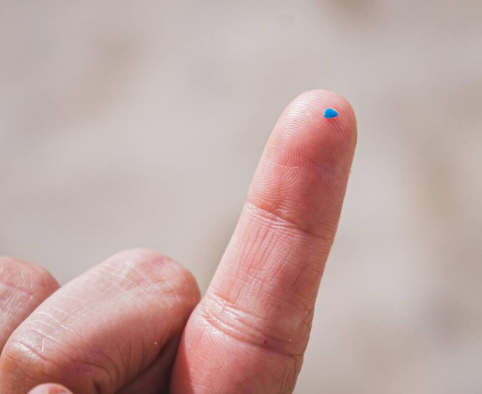 Una persona muestra un trozo de microplástico. EFE/ Cote Villegas