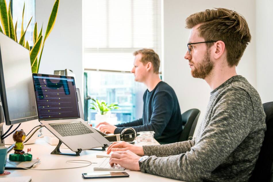 Oficina, trabajo, presencial. Foto Unsplash