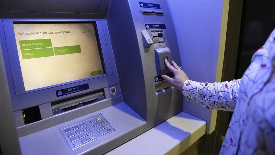 Nuevos límites de extracción en los cajeros automáticos. Foto: Reuters.