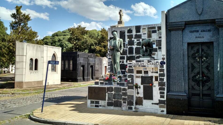 Tumba Carlos Gardel, foto turismociudadebuenosaires