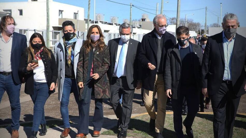 Alberto Fernández, Axel Kicillof y el intendente Gustavo Menéndez entregaron viviendas en Merlo, NA