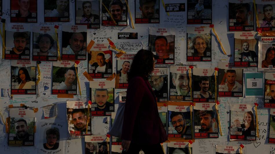 Posters de algunos de los rehenes desaparecidos. Foto: Reuters.