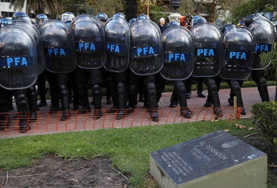 Tensión entre manifestantes y la Gendarmería en una nueva marcha de jubilados en el Congreso. Foto: NA.