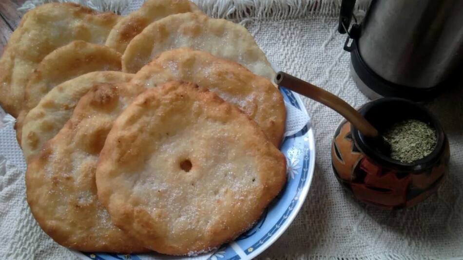 La receta de la torta frita requiere solamente de cinco ingredientes. Foto: Gentileza Ámbito Financiero.