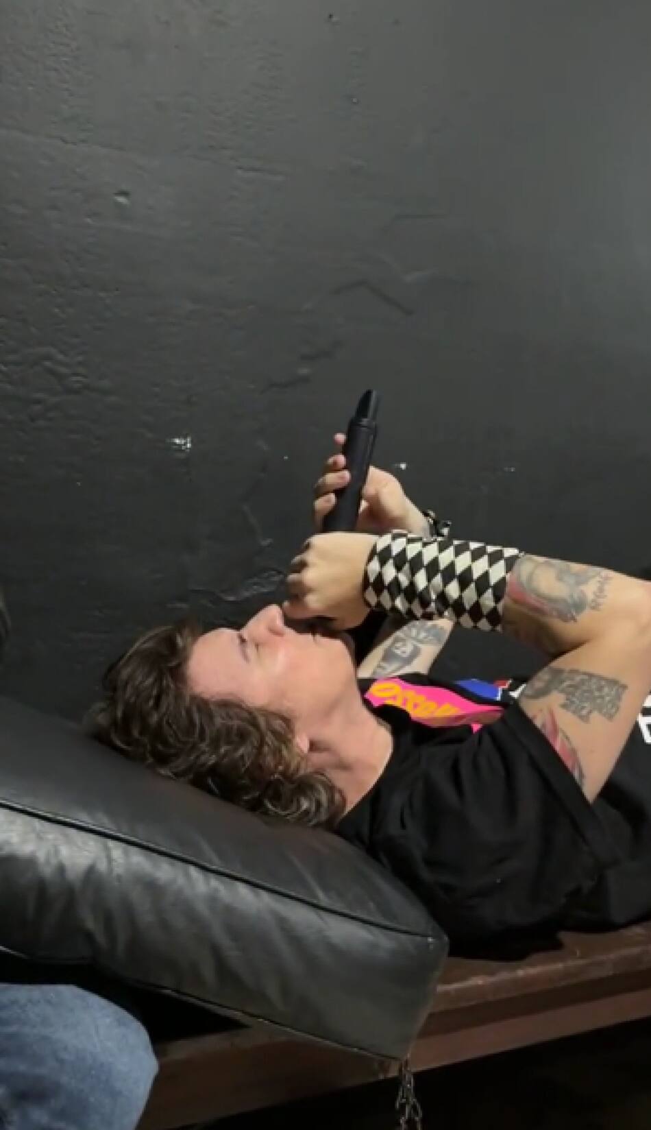 Maxi Trusso cantando desde una camilla tras su accidente en Niceto. Foto: @cuacko_gb