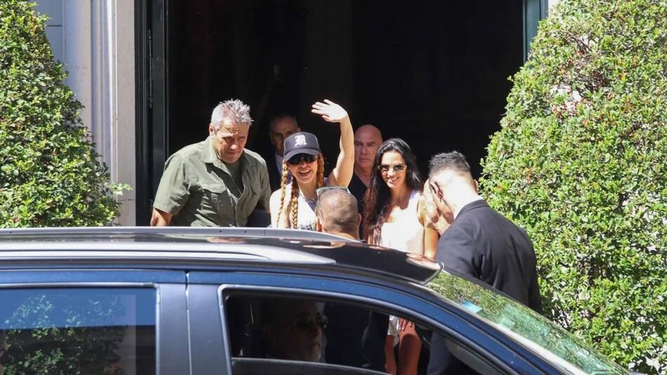 Shakira con sus fanáticos en el hotel de Buenos Aires. Foto: NA.