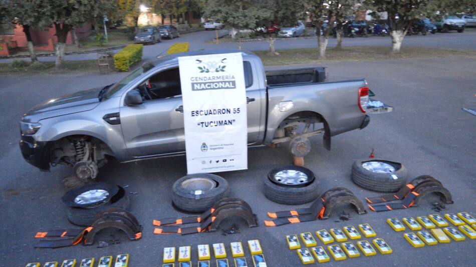 Mujer circulaba en una camioneta con los neumáticos rellenos de casi 50 kilos de cocaína. Foto: Gendarmería Nacional.