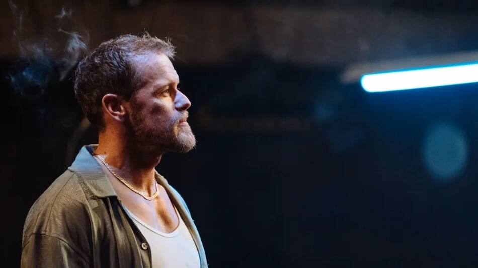 Sam Heughan volvió al teatro con Macbeth.