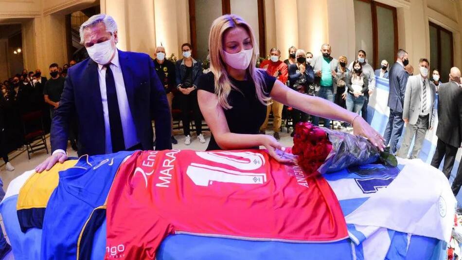 Alberto Fernández y Fabiola Yáñez en el velatorio de Diego Maradona, NA