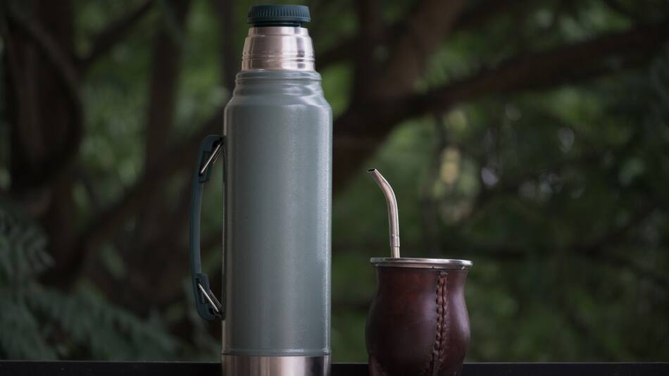 El termo y el mate, fundamentales para la tradicional infusión argentina. Foto: Freepik.